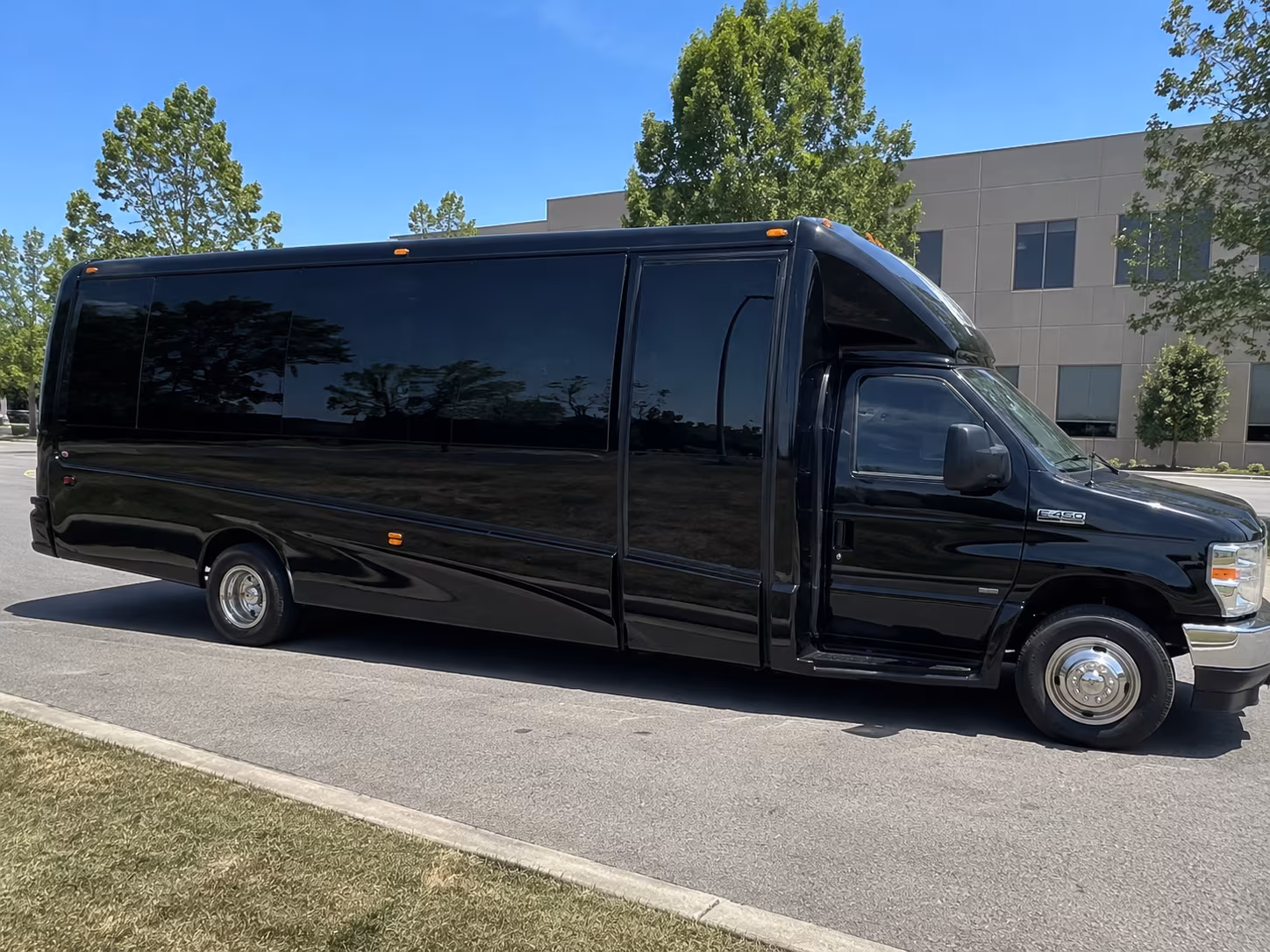 Elizabeth Winery Tour & Pub Crawl Transportation party bus exterior